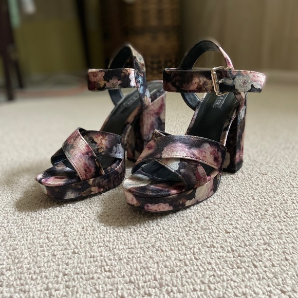 Velvet floral heels - Picture 1 of 2